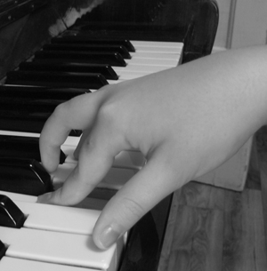 ошибка сгибания указательного пальца при игре на фортепиано