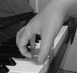 игра ногтем, глубина нажатия достигается внешним разгибом пальца (пример на указательный палец)