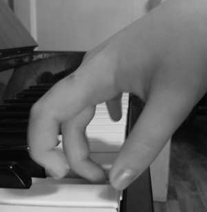 игра ногтем, глубина нажатия достигается внешним разгибом пальца (пример на средний палец)
