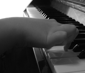 метод против оттопыривания мизинца при игре на фортепиано